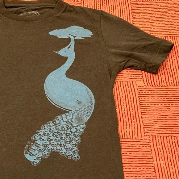 Arbor women’s small peacock graphic blue on gray Short Sleeve T-shirt - Picture 2 of 9